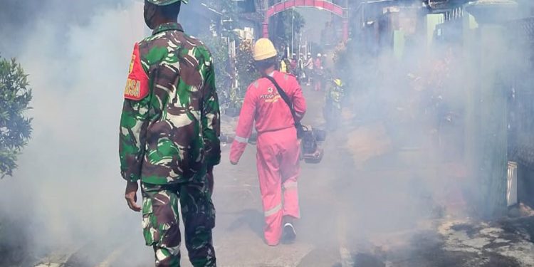 Antisipasi Demam Berdarah Babinsa Bersama Tim Kesehatan Puskesmas Melaksanakan Fogging Dan Sosialisasi Di Sananwetan