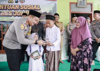 Kapolres Jombang Berikan Bansos ke TPQ Jama’atun Turipinggir, Megaluh