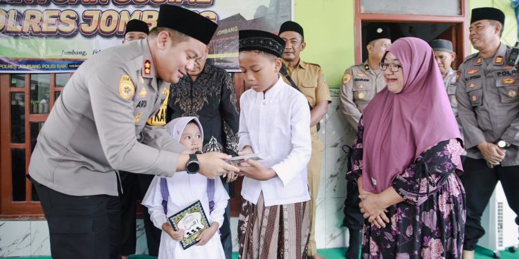 Kapolres Jombang Berikan Bansos ke TPQ Jama’atun Turipinggir, Megaluh