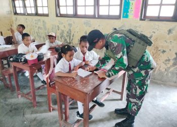 Peduli Pendidikan Anak-Anak di Papua, Satgas Yonif 131/BRS Bagikan Tas dan Alat Tulis di SD Impres Kampung Ampas.