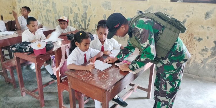 Peduli Pendidikan Anak-Anak di Papua, Satgas Yonif 131/BRS Bagikan Tas dan Alat Tulis di SD Impres Kampung Ampas.