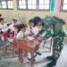 Peduli Pendidikan Anak-Anak di Papua, Satgas Yonif 131/BRS Bagikan Tas dan Alat Tulis di SD Impres Kampung Ampas.
