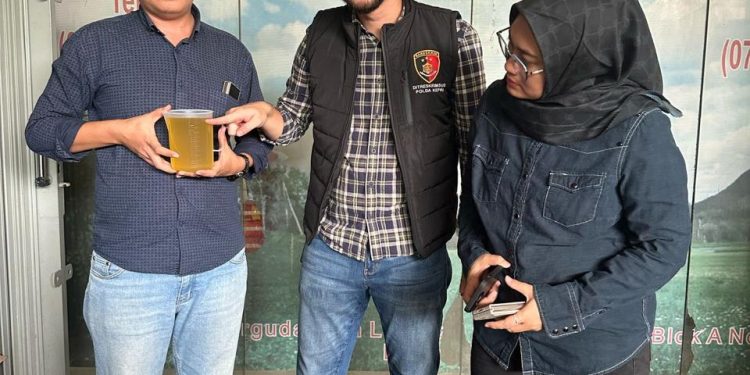 SATGAS PANGAN DITRESKRIMSUS POLDA KEPRI CEK MINYAKITA DI BATAM, PASTIKAN TAKARAN SESUAI STANDAR
