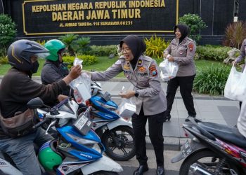 Ditlantas Polda Jatim Membagikan  Ratusan Takjil , Bagi Pengguna Jalan