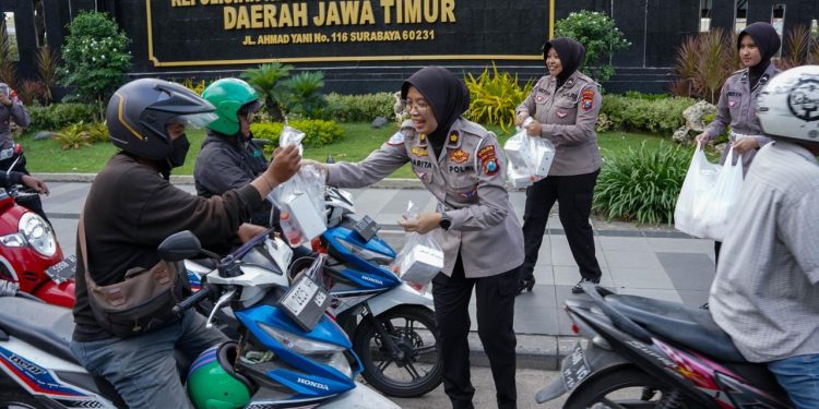 Ditlantas Polda Jatim Membagikan  Ratusan Takjil , Bagi Pengguna Jalan