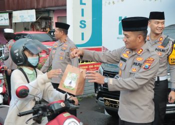 Berkah Ramadan, Kapolres Nganjuk dan Bhayangkari Bagikan Ratusan Takjil di depan Pos Pujahito