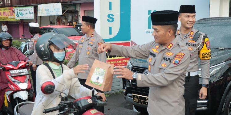 Berkah Ramadan, Kapolres Nganjuk dan Bhayangkari Bagikan Ratusan Takjil di depan Pos Pujahito