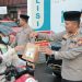 Berkah Ramadan, Kapolres Nganjuk dan Bhayangkari Bagikan Ratusan Takjil di depan Pos Pujahito