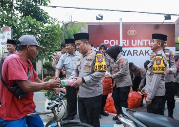 Ramadhan Berkah, Kapolres Jombang Bagikan Takjil Kepada Pengguna Jalan