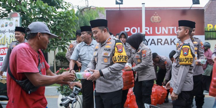 Ramadhan Berkah, Kapolres Jombang Bagikan Takjil Kepada Pengguna Jalan