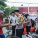 Ramadhan Berkah, Kapolres Jombang Bagikan Takjil Kepada Pengguna Jalan