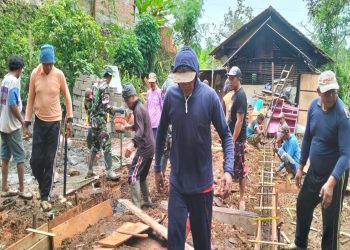 Sinergi Babinsa Kedung Banteng dan Masyarakat, Gotong Royong Bangun Rumah Warga