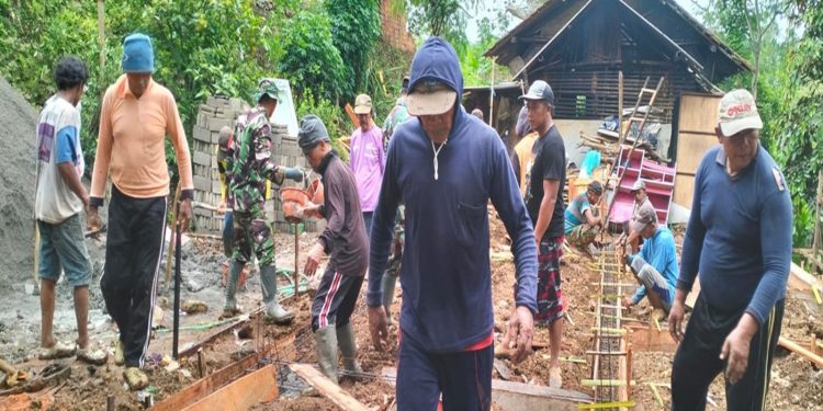 Sinergi Babinsa Kedung Banteng dan Masyarakat, Gotong Royong Bangun Rumah Warga