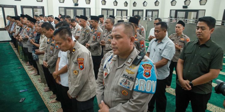 Keluarga Besar Polres Jombang Gelar Salat Gaib dan Doa Bersama untuk Tiga Personel Polri yang Gugur dalam Tugas