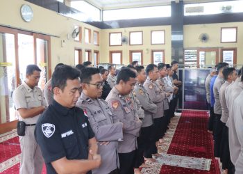 Polres Blitar Kota Gelar Sholat Ghoib untuk Tiga Anggota Polri yang Gugur di Lampung