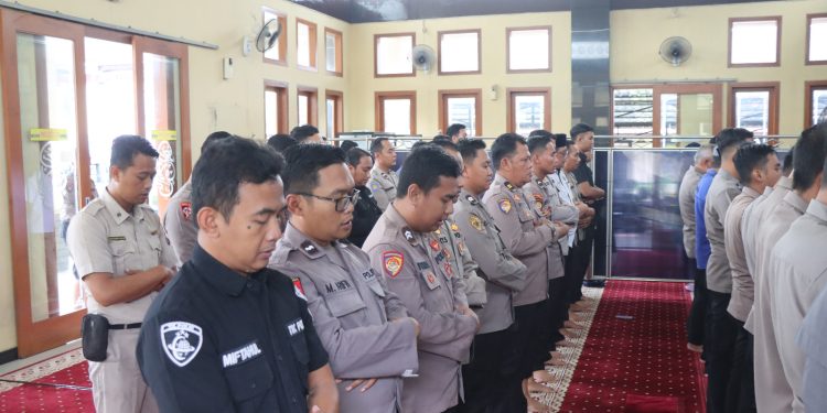Polres Blitar Kota Gelar Sholat Ghoib untuk Tiga Anggota Polri yang Gugur di Lampung
