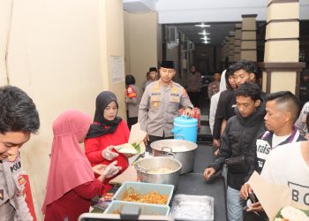 Makan Sahur Bersama Masyarakat Di Mapolres, Kapolres Kediri Kota Sampaikan Pesan Kamtibmas