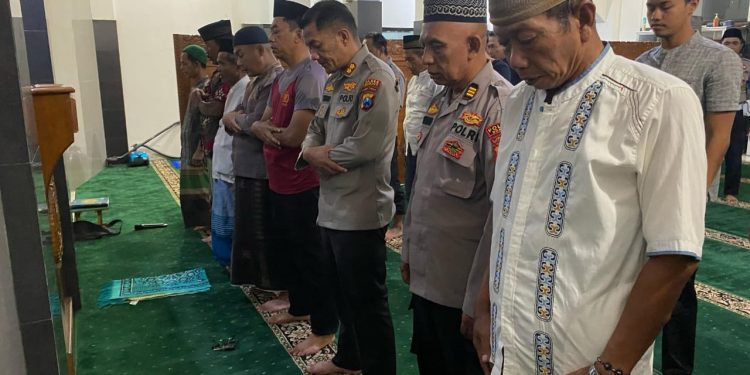 Kapolres Nganjuk dan Anggota Gelar Tarawih Bersama di Masjid Al-Ikhlas