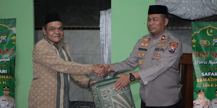 Polres Nganjuk Gelar Bakti Religi, Salurkan Bantuan Perlengkapan Ibadah