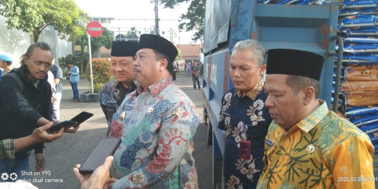 Dinas Sosial Jombang Salurkan Bantuan Sosial Untuk PMKS Dan Abang Becak