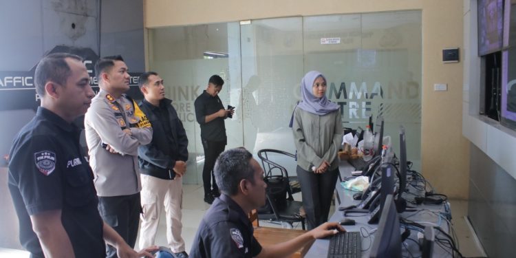 Optimalkan Keamanan, Kapolres Nganjuk Cek CCTV Command Center dan Layanan Publik