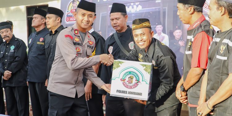 Polres Jombang Bagikan Parcel Lebaran kepada Paguyuban Silat Jombang