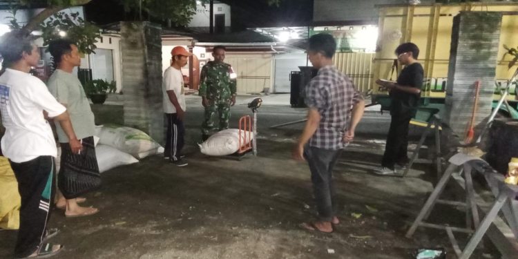 Semangat Tak Berbatas, Babinsa Dan Bulog Wilayah Blitar Mendampingi Penyerapan Gabah Petani