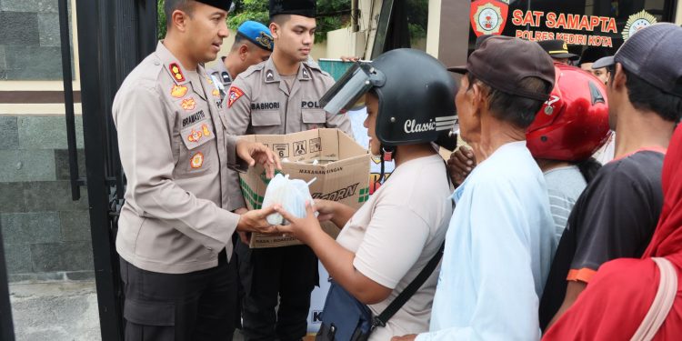 Berkah Ramadhan, Kapolres Kediri Kota Bagikan Takjil Gratis Kepada Warga