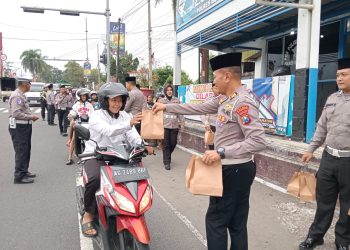 Optimalkan Saluran Irigasi Pertanian, Babinsa Kalipucung Bersama Poktan Tata Tentram Lakukan Kerja Bakti