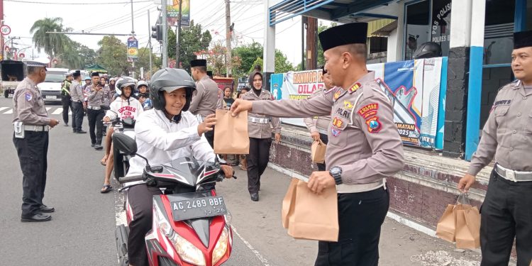Optimalkan Saluran Irigasi Pertanian, Babinsa Kalipucung Bersama Poktan Tata Tentram Lakukan Kerja Bakti