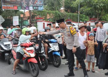 Polres Blitar Kota Kembali Bagikan Takjil Gratis Kali ini di Sekitar TMP Raden Wijaya Blitar