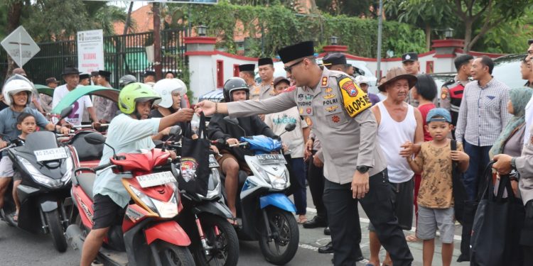 Polres Blitar Kota Kembali Bagikan Takjil Gratis Kali ini di Sekitar TMP Raden Wijaya Blitar