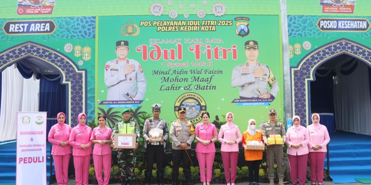 Motivasi Personel Ops Ketupat, Kapolres Kediri Kota Beserta Ketua Bhayangkari Kunjungi Pos Pam dan Pos Yan