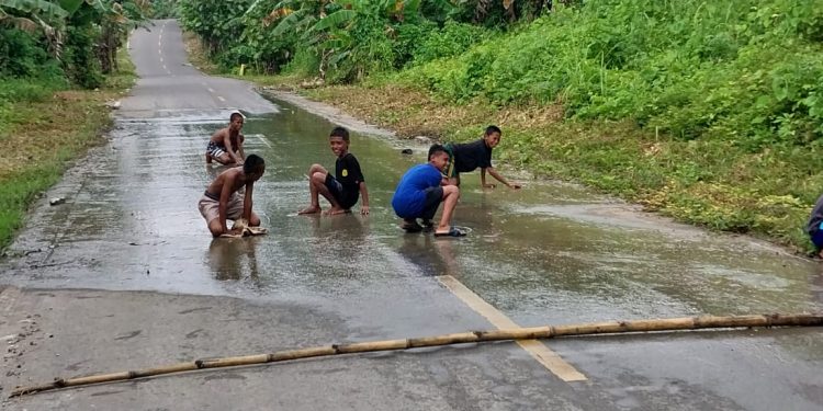“Pemotor Waspada! Jalan Trans Yamdena KM.59+040 Rawan Kecelakaan” Balai Jalan Dan Jembatan Propinsi Maluku segera lakukan Penanganan!