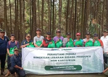 Perhutani KPH Jombang Salurkan 206 Paket Bingkisan Ke Mitra Kerja Produksi Di Lapangan