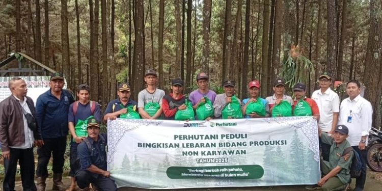 Perhutani KPH Jombang Salurkan 206 Paket Bingkisan Ke Mitra Kerja Produksi Di Lapangan