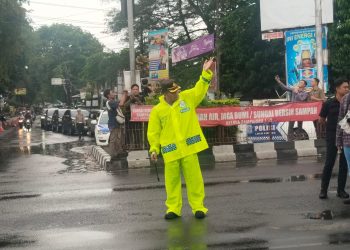 Kapolres Nganjuk Pimpin Penguraian Arus Balik di Simpang 4 Traffic Light Kertosono di Tengah Cuaca Ekstrem