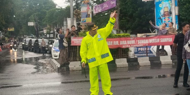 Kapolres Nganjuk Pimpin Penguraian Arus Balik di Simpang 4 Traffic Light Kertosono di Tengah Cuaca Ekstrem