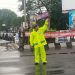 Kapolres Nganjuk Pimpin Penguraian Arus Balik di Simpang 4 Traffic Light Kertosono di Tengah Cuaca Ekstrem