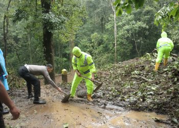Gotong Royong Polisi Bersama TNI dan BPBD Tangani Longsor di Pacet Mojokerto