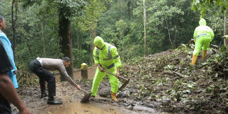 Gotong Royong Polisi Bersama TNI dan BPBD Tangani Longsor di Pacet Mojokerto