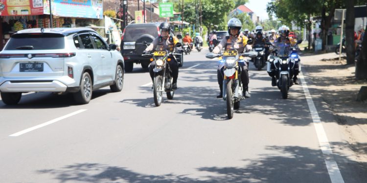 Pantau Arus Lalu Lintas Pasca Lebaran Hari Keempat, Kapolres Kediri Kota Turun Langsung Sapa Pemudik