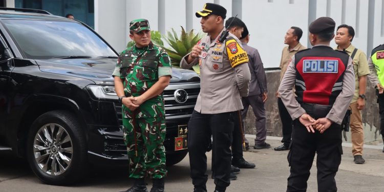 Sinergitas TNI-POLRI Amankan Kunjungan Presiden RI Ke -5 Di Blitar