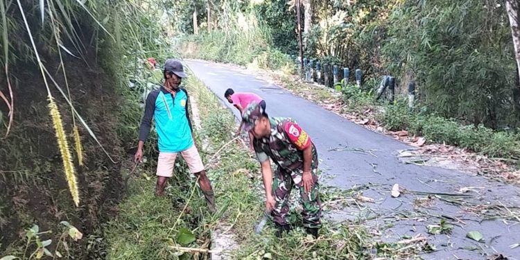Minggu Bersih, Babinsa Ngadirenggo Bersama Warga Gotong Royong Bersihkan Lingkungan