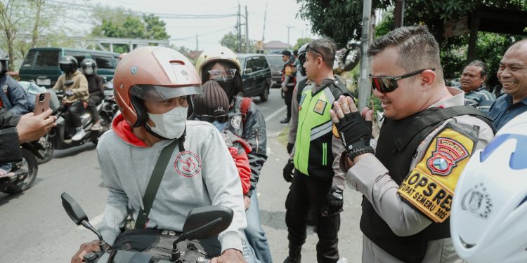 Pantau Arus Balik Lebaran, Kapolres Jombang Bagikan Helm dan Kacamata Gratis