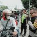 Pantau Arus Balik Lebaran, Kapolres Jombang Bagikan Helm dan Kacamata Gratis