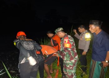 Setelah Dua Hari, Babinsa Dan Tim Pencarian Gabungan Berhasil Menemukan Korban Hanyut Di Sungai Brantas Blitar