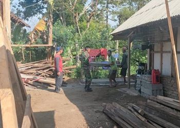 Sinergi TNI Bersama Rakyat, Babinsa Ampelgading Bantu Renovasi Rumah Warga