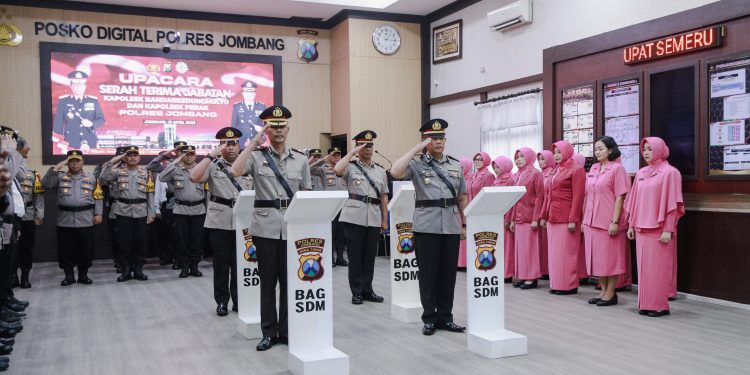 Penyegaran Organisasi, Kapolres Jombang Pimpin Upacara Sertijab Dua Kapolsek Jajaran
