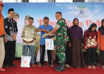 Semangat Gapoktan Dan Warga Kelurahan Klampok Rayakan Panen Padi Bersama Forkopimda Kota Blitar